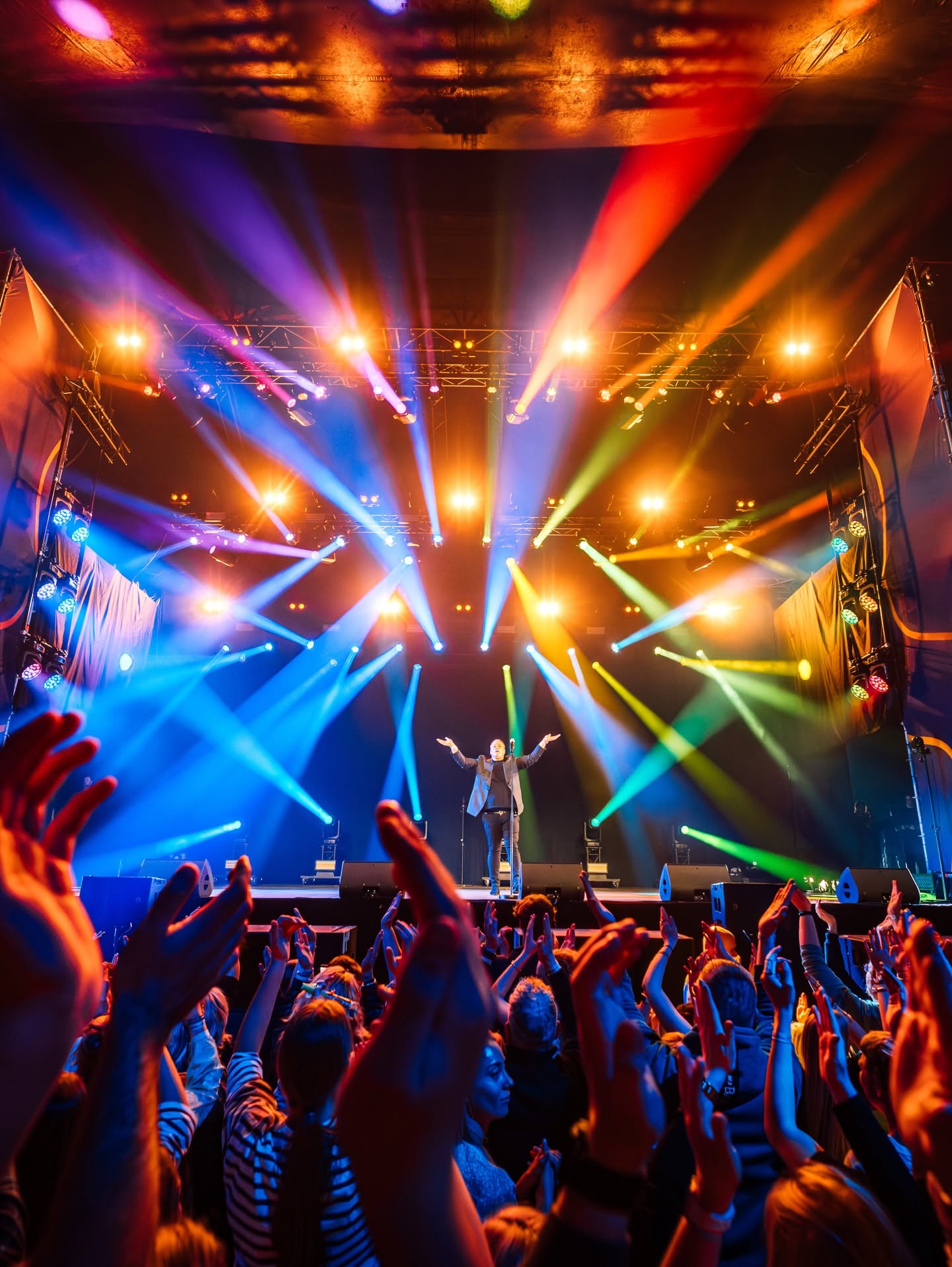 Optreden voor een volle festivaltent tijdens Bregepop