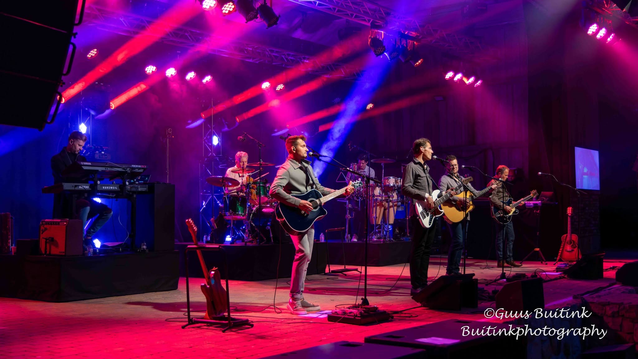 Concert met kleurrijke belichting in Openluchttheater Losser