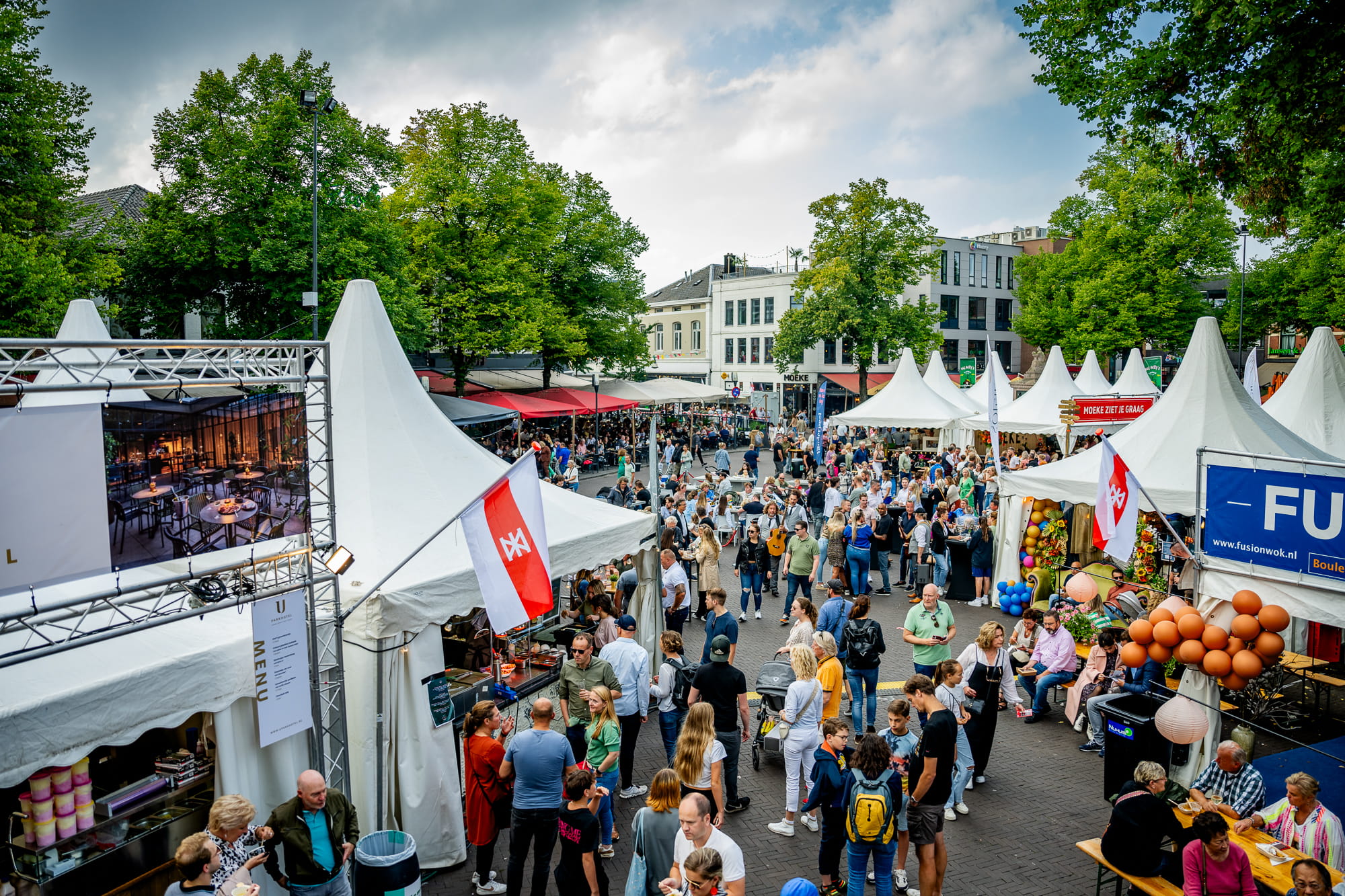 Bezoekers van Proef Eet in de binnenstad van Enschede